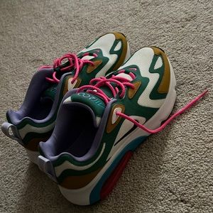 Womens Nike Shoes. size 9